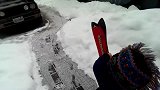 3岁小萌娃第一次和爸爸去滑雪，小肉球各种翻滚，摔倒了都不哭