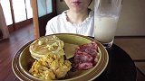 小姐姐今天的早餐是美式松饼配糖浆还有煎培根和欧式炒蛋，好馋呀