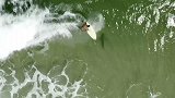 美国：令人后怕！一无人机拍到冲浪者从公牛鲨身上划过