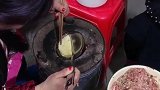 一把勺子就能把好吃的鸡蛋饺做出来，真是高水平，你会吗