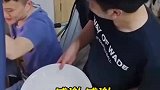 文理男生宿舍洗澡像乞讨，脸上笑呵呵，嘴上一口一个哥