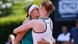 WTA赛场惊现同性之吻 比利时情侣隔网相对赛后甜蜜相拥