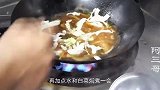 新鲜的水煮大虾，搭配一份炒粉，就是小店的招牌小吃了