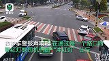 教科书式让路！珠海十多辆小车“冲灯”让行，交警：全部撤销罚单