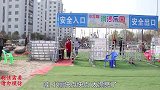 郊游：小伙伴们去游乐场玩彩虹滑道，富贵竟然害怕的不敢玩！