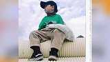 一个不懂时尚的奶奶竟把5岁的孙子带成了国际潮人