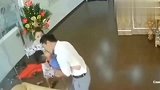 广东爸爸超乎寻常的反应救回儿子一命，妈妈当场被吓到