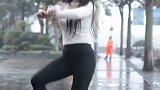 街头舞者再现经典骑马舞,看到这么精彩的我都想去骑马了
