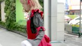 来自二次元的视觉盛宴，清秀的女孩走过街道，回头率很高啊！
