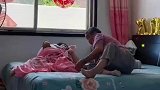 女儿午睡，90岁母亲在旁边，盖被暖心呵护！