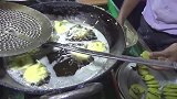 印度天啦香脆的街头小吃，油炸的金黄色面团，好吃还便宜