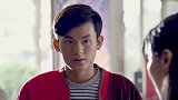 小伙给美女送发夹，买巧克力送美女还十分羞涩，纯纯恋爱的感觉