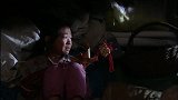 小花受不了养父母虐待，偷偷逃跑，临走前给村长家下跪