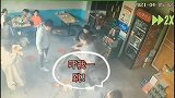 搞笑视频：两位小伙板凳都还没坐热呢，桌子就罢工不干了