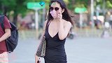 时尚街拍：30岁的女人穿上吊带裙，别有一翻风韵