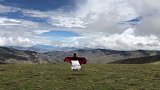 我们终将会牵手旅行，去一个天空很蓝的地方，凤凰稻城或是巴黎。