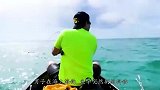 男子在海上垂钓,不料却遭鲨鱼袭击,渔船直接被掀翻