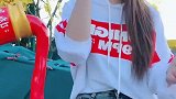 小姐姐唱一首《陪你到底》，歌声优美，十分动听