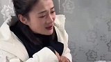 女子酒后掩面而泣，眼泪不受控制