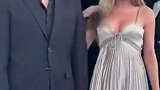 姆巴佩女友一身飘逸长裙，出席电影首映礼