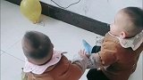 双胞胎兄弟又开始抢东西，妈妈每天都活在崩溃中，真是太难了