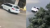 小车忘拉手刹溜进河里 驾驶员看热闹后才发现车是自己的