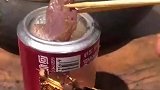 男子想吃烤肉没烤炉，机智用易拉罐烤肉，不怕铝中毒吗