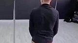 男子花式玩钢管，单靠脚趾头支撑全身