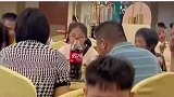 婚礼现场，花童被主持人遗忘没叫上台委屈到噘着嘴