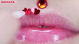 用爱心亮片打造的艺术唇妆，看起来是不是超性感？