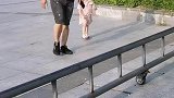 跟爸爸出来费脑子