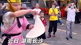 男子扮孙悟空表演扔飞饼，大师兄的本事可太大了