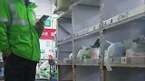 包裹让小哥陷入沉默，赞基层工作可敬