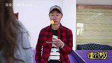 小伙用手机打乒乓球，技术还挺高，长见识了