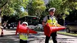陕西西安：5岁萌娃陪交警父亲护航中考，连续4小时不喊累