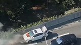 轿车高架桥上自燃 途经事故现场运了20余瓶灭火器的他坐不住了