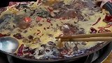 隔壁吃火锅，小狗探头探脑望眼欲穿