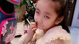 闺女跟老妈吐槽班里的男同学，这小美女太可爱了