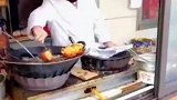 上海阿婆卖油墩子10年为儿还债，债还完人就走了