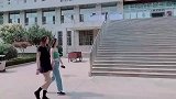 山东学艺术的女生上楼梯都跟别人不一样，网友修行千年成人形了