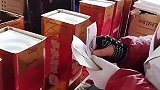 给酒盒里面塞钱，涨见识了