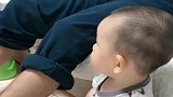这儿子一看就是亲生的，竟敢偷袭爸爸，小表情简直太可爱了