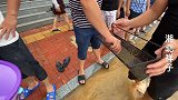 雨停了马路上跑满了鱼，路人都来捡，这场面还是第一次见