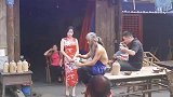 偶遇网红在茶馆拍段子，大爷真能守得住！
