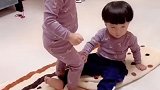 妹妹想跳段舞，结果没站住摔哥哥身上哭了，哥哥很暖心的上前安