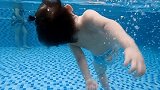 小宝宝简直就是个游泳天才，刚入水的样子简直了，太厉害了！