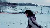 南方女生第一次看到大雪，激动地模仿美猴王雪地奔跑