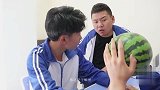 小伙带西瓜来教室，结果被女同学砸开吃了