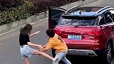 夫妻两人在行驶过程中大打出手，结果是丈夫败北，画面太搞笑！