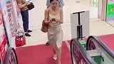 这个女生连这点常识都没有吗？不知道电梯扶手比电梯快吗？